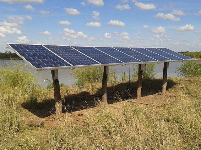 Solar water pumping solution sun2flow next to a lake.