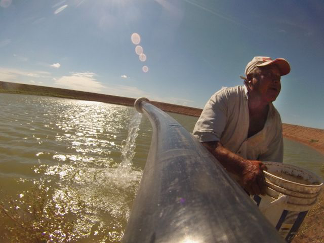 An employee of a Paraguayan ranch during the installation of the solar water pumping solution sun2flow.